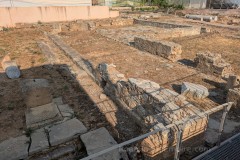 Viridarium with lararium (bottom left) and portico in the House of Pheidias.