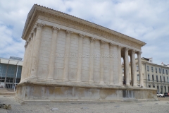 Side view of the Maison Carrée.