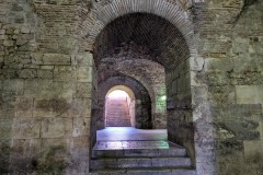 Landing between hall 11a and peristyle.