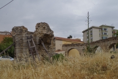 Remains of the aqueduct and masonry piece.