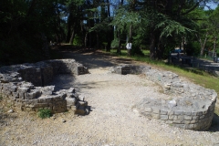 Nymphaeum between the Maison à la Tonnelle and theater.