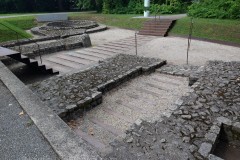 Pedestrian and cart entrances of the porta principalis dextra.