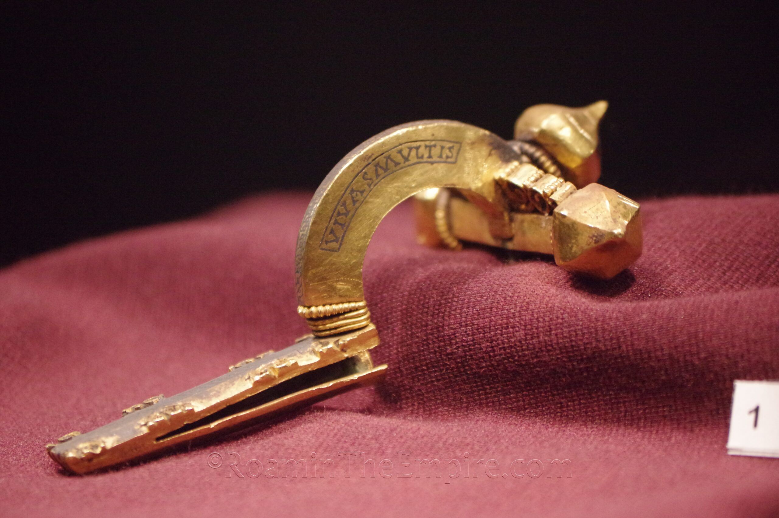 Gold fibula inscribed with 'viva smvltis' on one side and 'qv eannis' on the other. Dated to the 4th century CE. Found in Skopje. Museum of the City of Skopje.