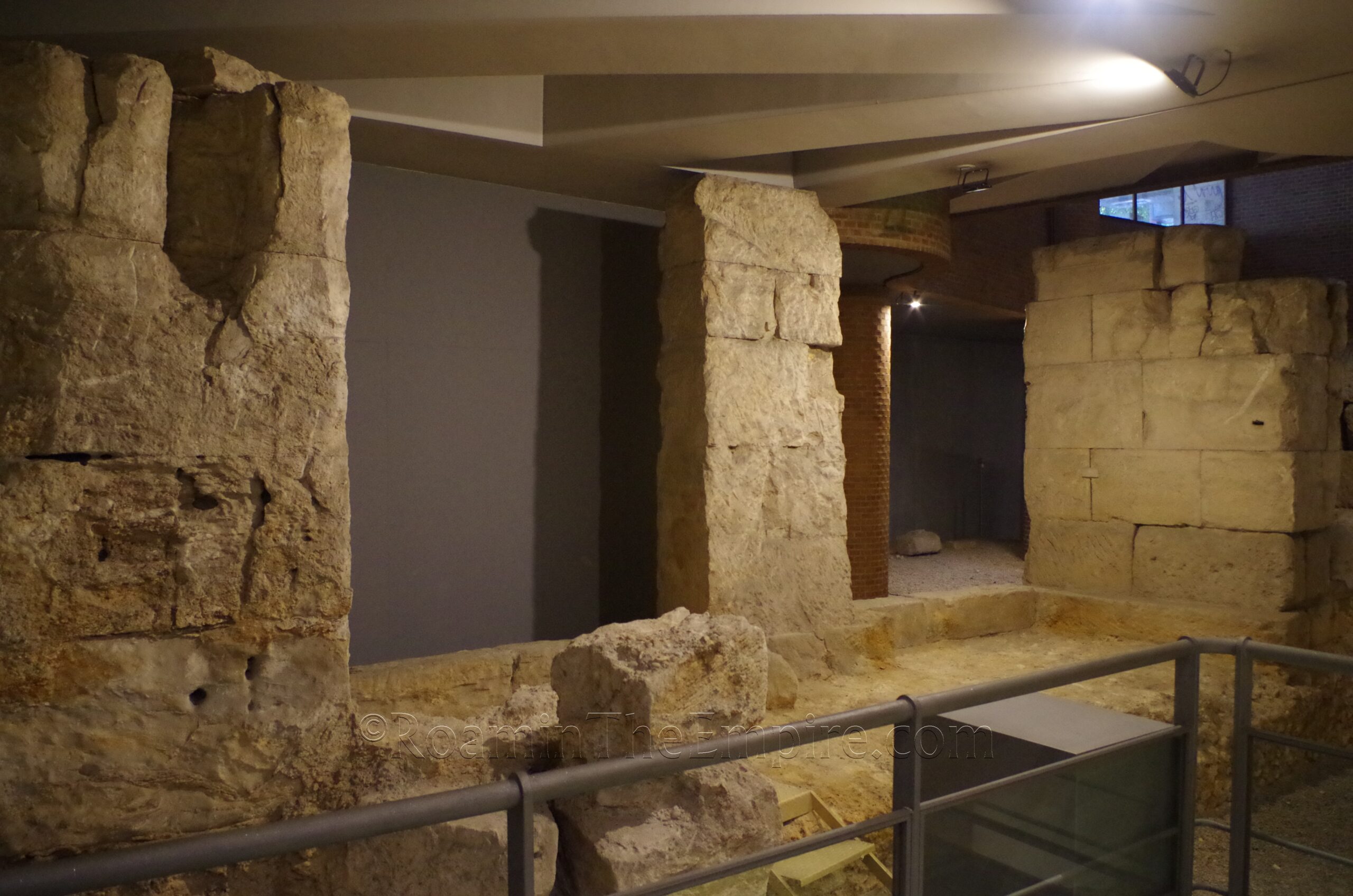 Arcaded building of the river port. Colonia Caesar Augusta.