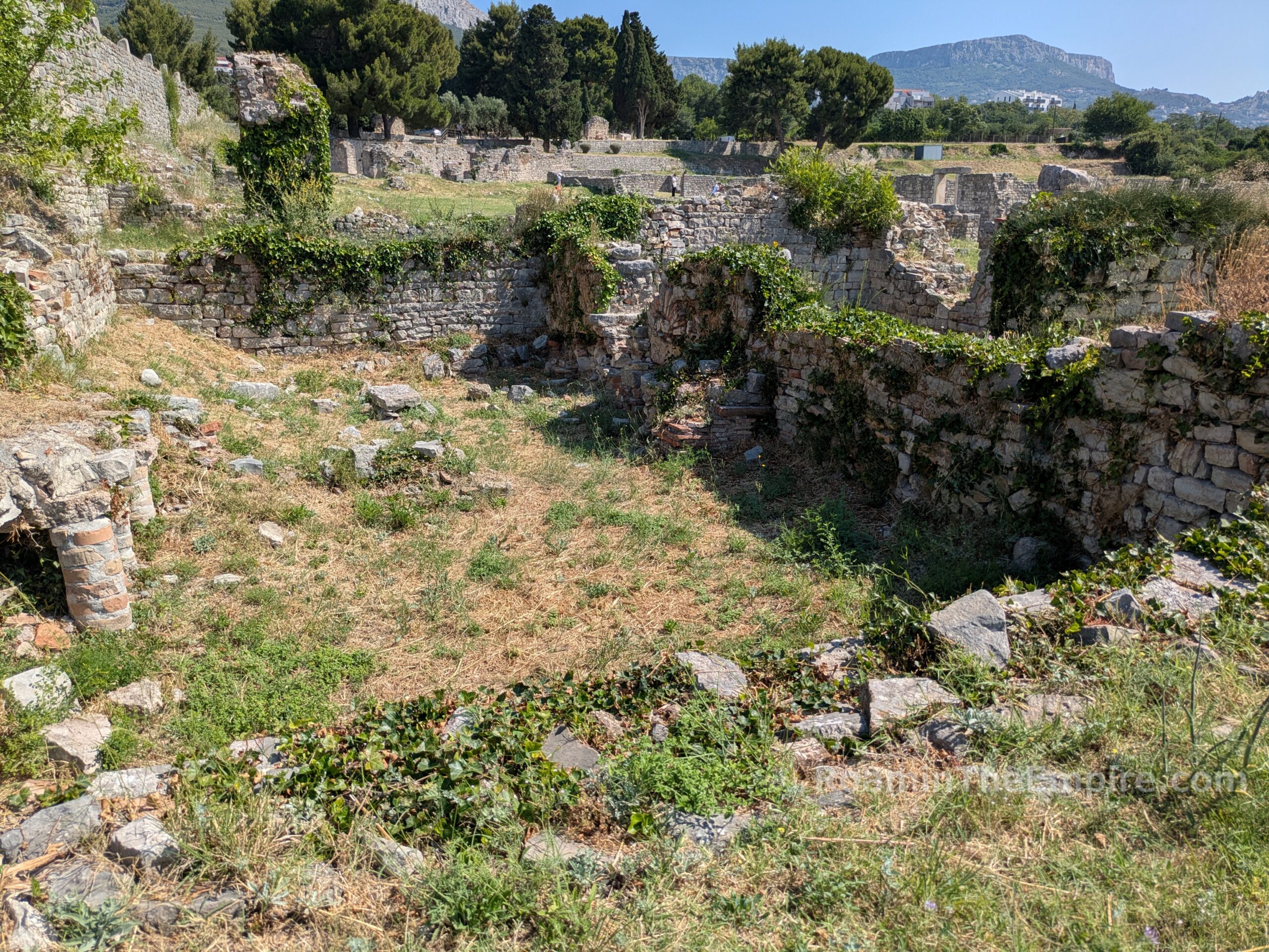 Bathing complex adjacent to the neighborhood north of the Porta Caeserea.