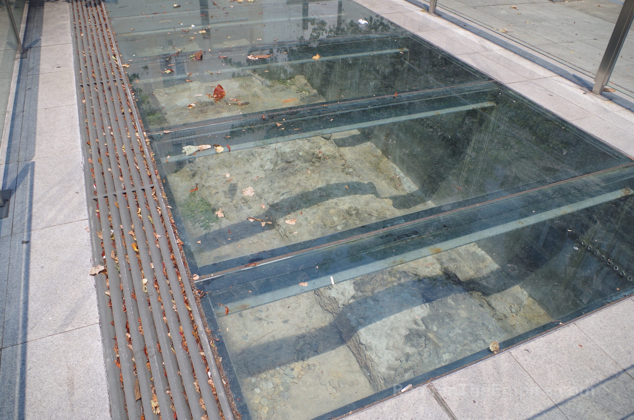 Foundations of the aqueduct along Rúa San Marcos.