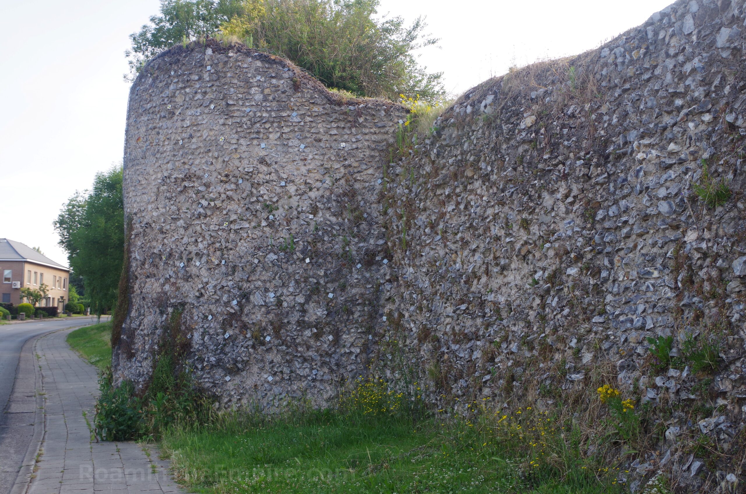Tower and walls near the intersection of Cesarlaan and Hasseltsesteenweg. Aduatuca Tungrorum.
