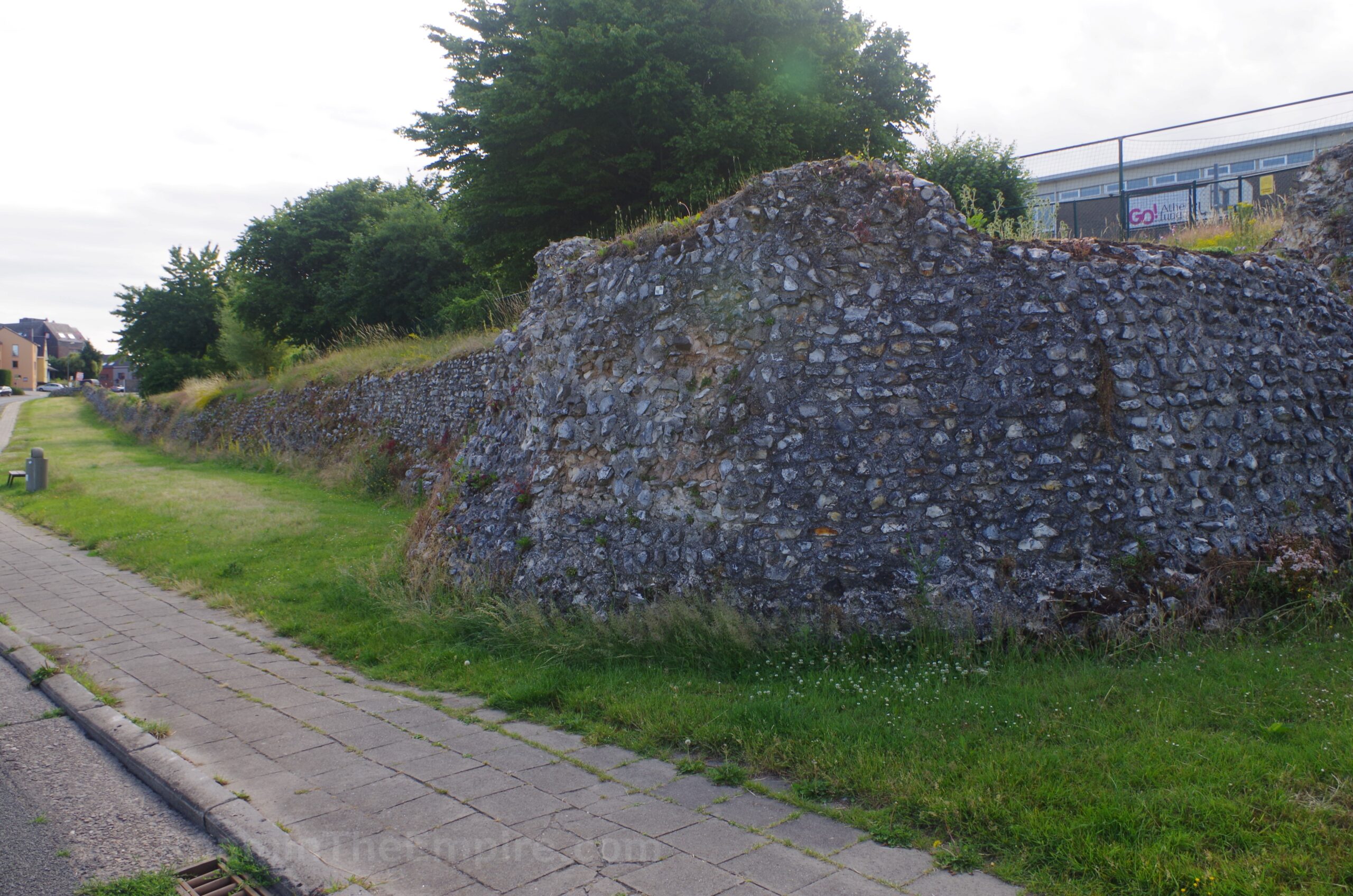 The walls of Aduatuca Tungrorum along Cesarlaan, approaching Blizersteenweg.